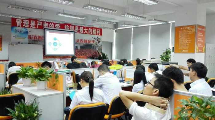 圣元團(tuán)隊正在學(xué)習(xí)牛商網(wǎng)絡(luò)營銷專題講座