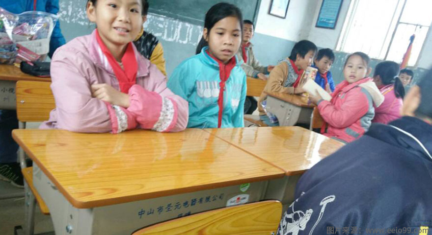 2015年圣元電器為山區(qū)孩子捐贈(zèng)書桌