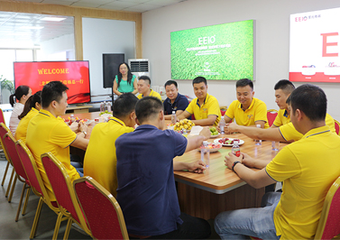 來(lái)訪客戶在圣元會(huì)議室交流學(xué)習(xí)